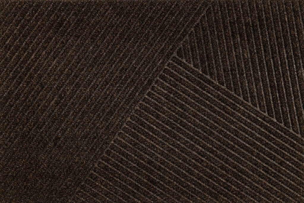 Paillasson extérieur DUNE Stripes dark brown – chevrons en relief marron foncé
